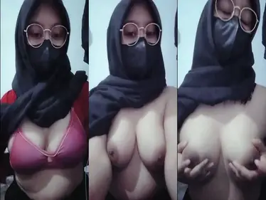 Hijab Hitam Cantik Pamer Toket Gede Semok